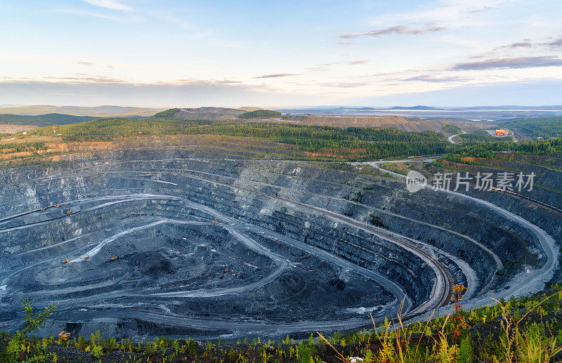 位于卡赫卡纳尔的西部采石场Vysokogorsky GOK。斯维尔德洛夫斯克地区。俄罗斯。